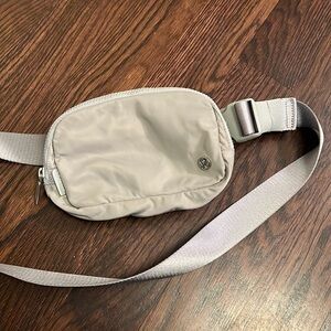 LuLulemon Everywhere Belt bag in Heather Grey
